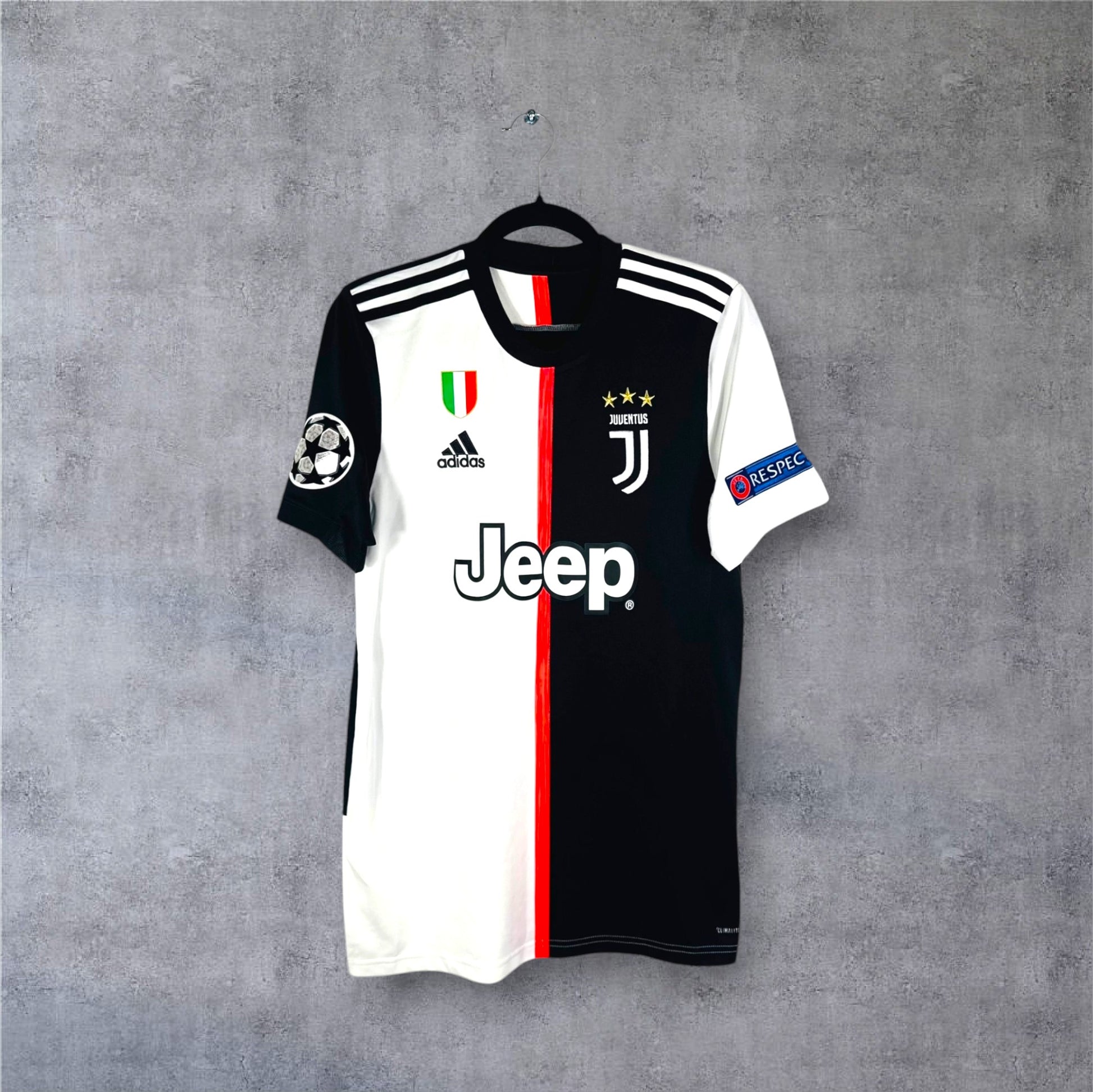 Vue de face du maillot Juventus 2019/20 avec le patch tricolore Scudetto sur la poitrine.