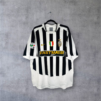 Vue de face du maillot Juventus 2003/04 avec le patch Scudetto et le sponsor Fastweb.