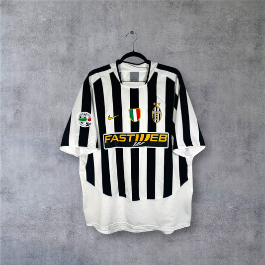 Vue de face du maillot Juventus 2003/04 avec le patch Scudetto et le sponsor Fastweb.