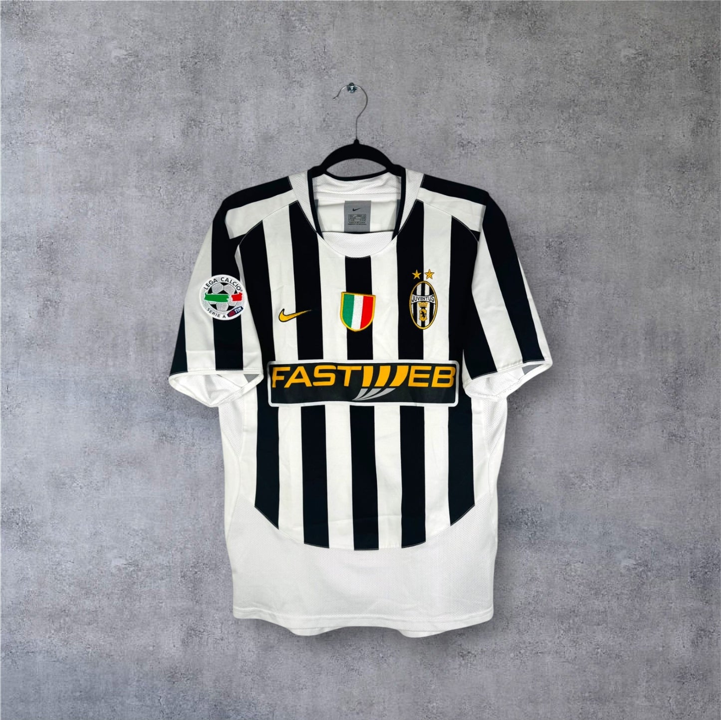 Vue de face du maillot Juventus 2003/04 avec patch Scudetto et sponsor Fastweb.
