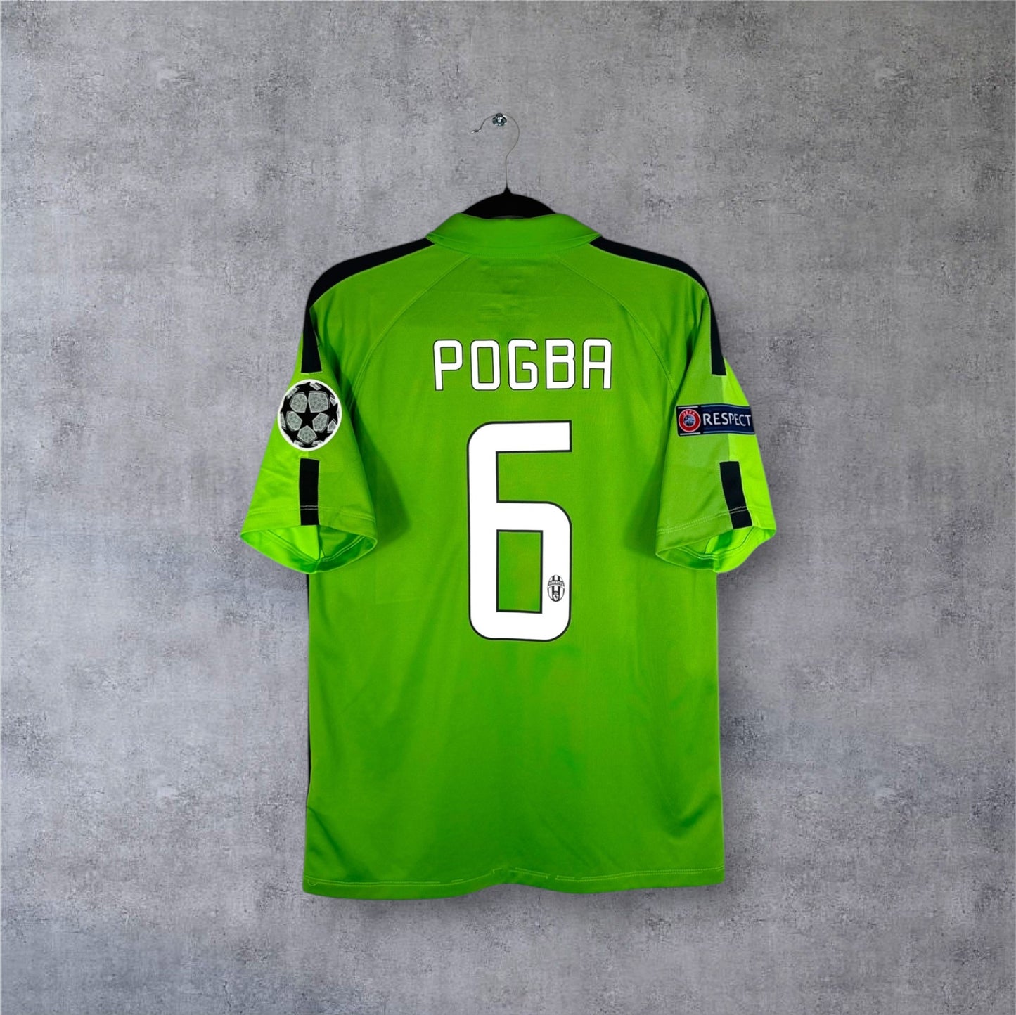 Dos du maillot vert Juventus avec flocage POGBA 6 et patchs Ligue des Champions.