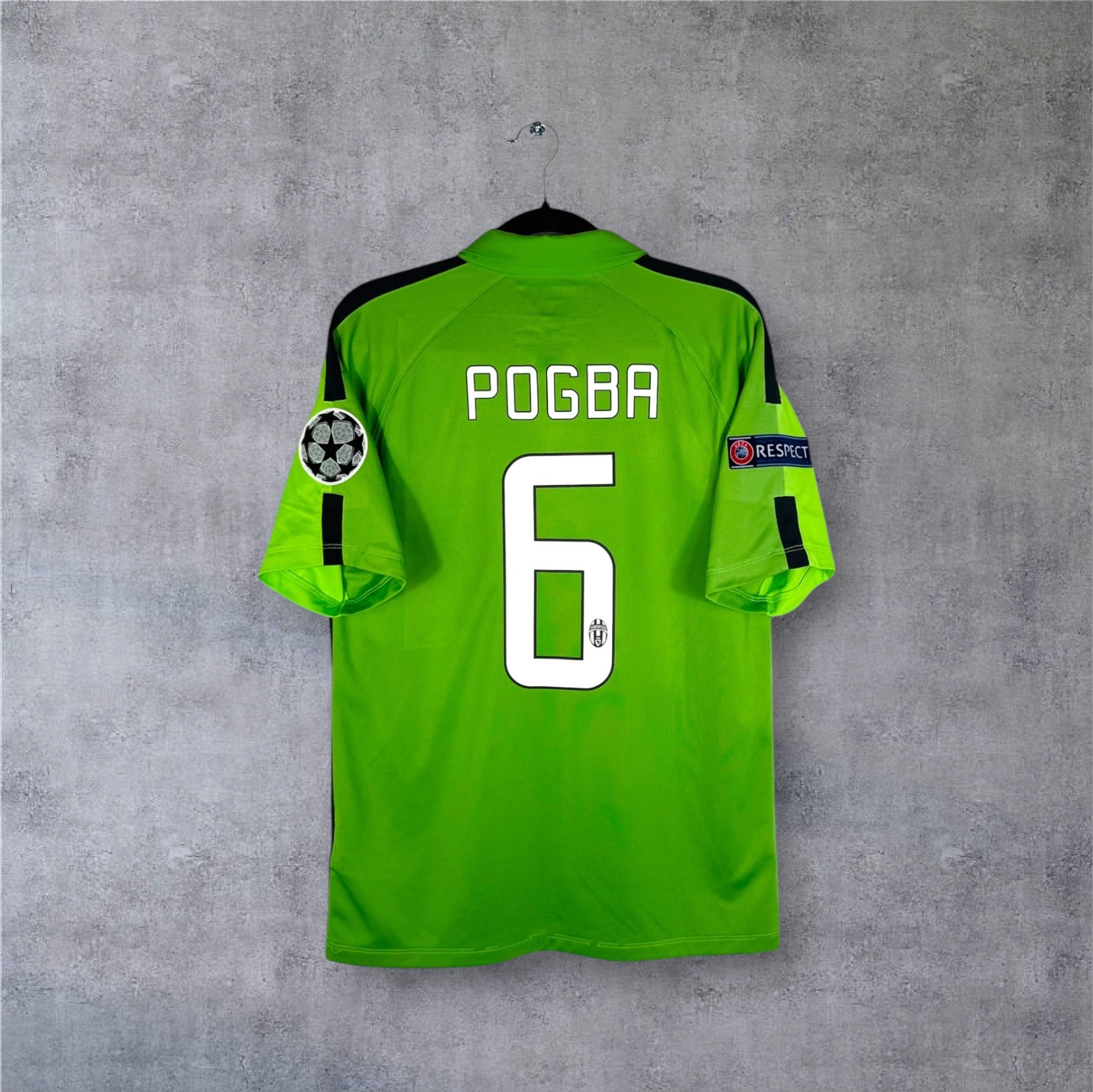 Dos du maillot vert Juventus avec flocage POGBA 6 et patchs Ligue des Champions.