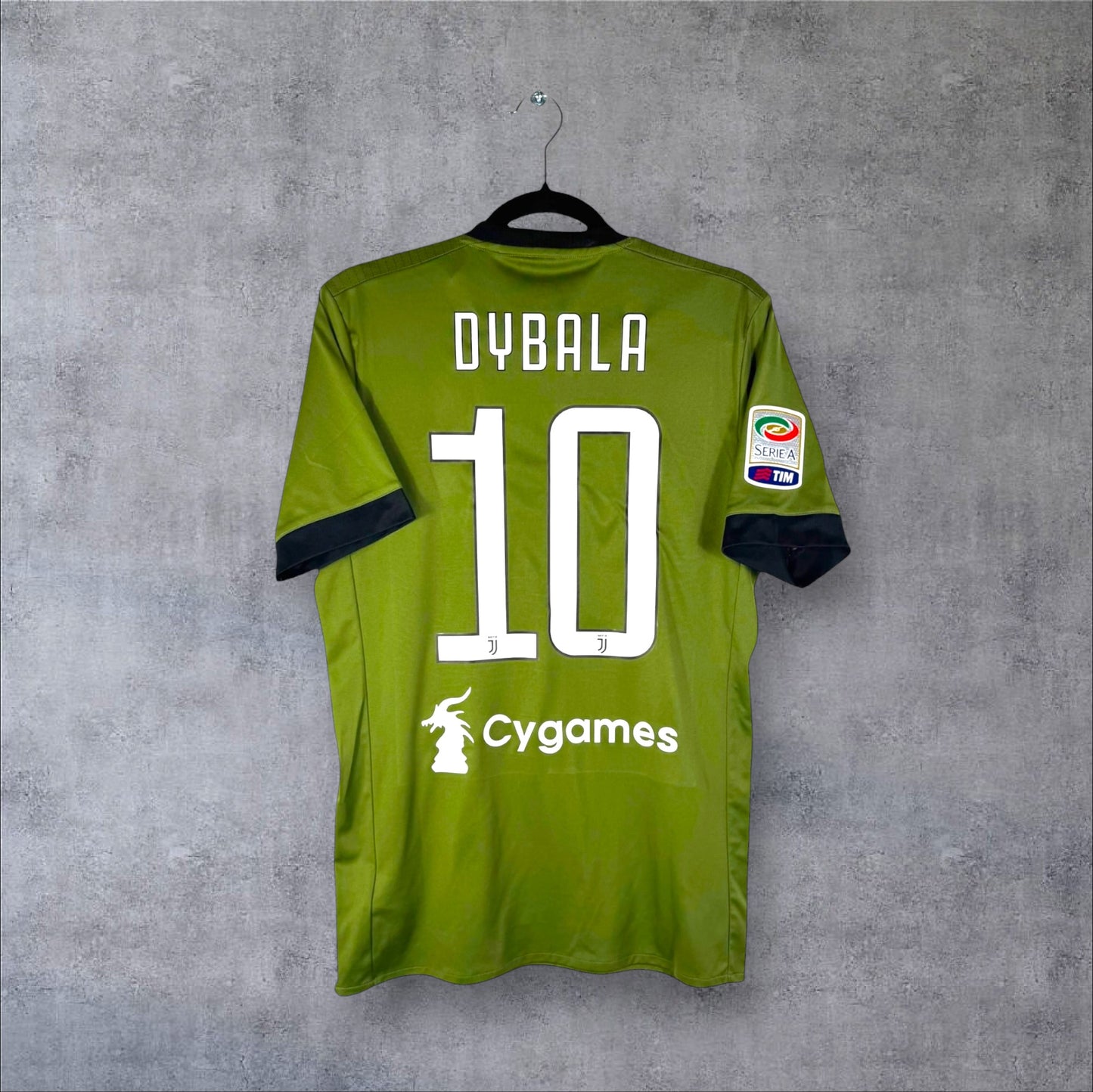 Dos du maillot Juventus Third 2017/18 vert militaire avec flocage blanc DYBALA 10, patch Serie A et sponsor Cygames.