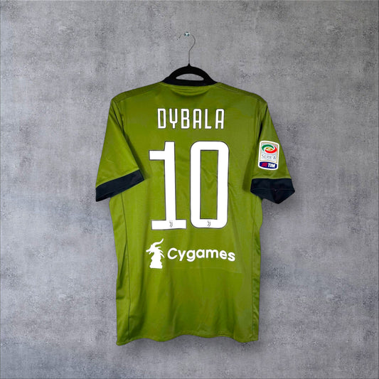 Dos du maillot Juventus Third 2017/18 vert militaire avec flocage blanc DYBALA 10, patch Serie A et sponsor Cygames.