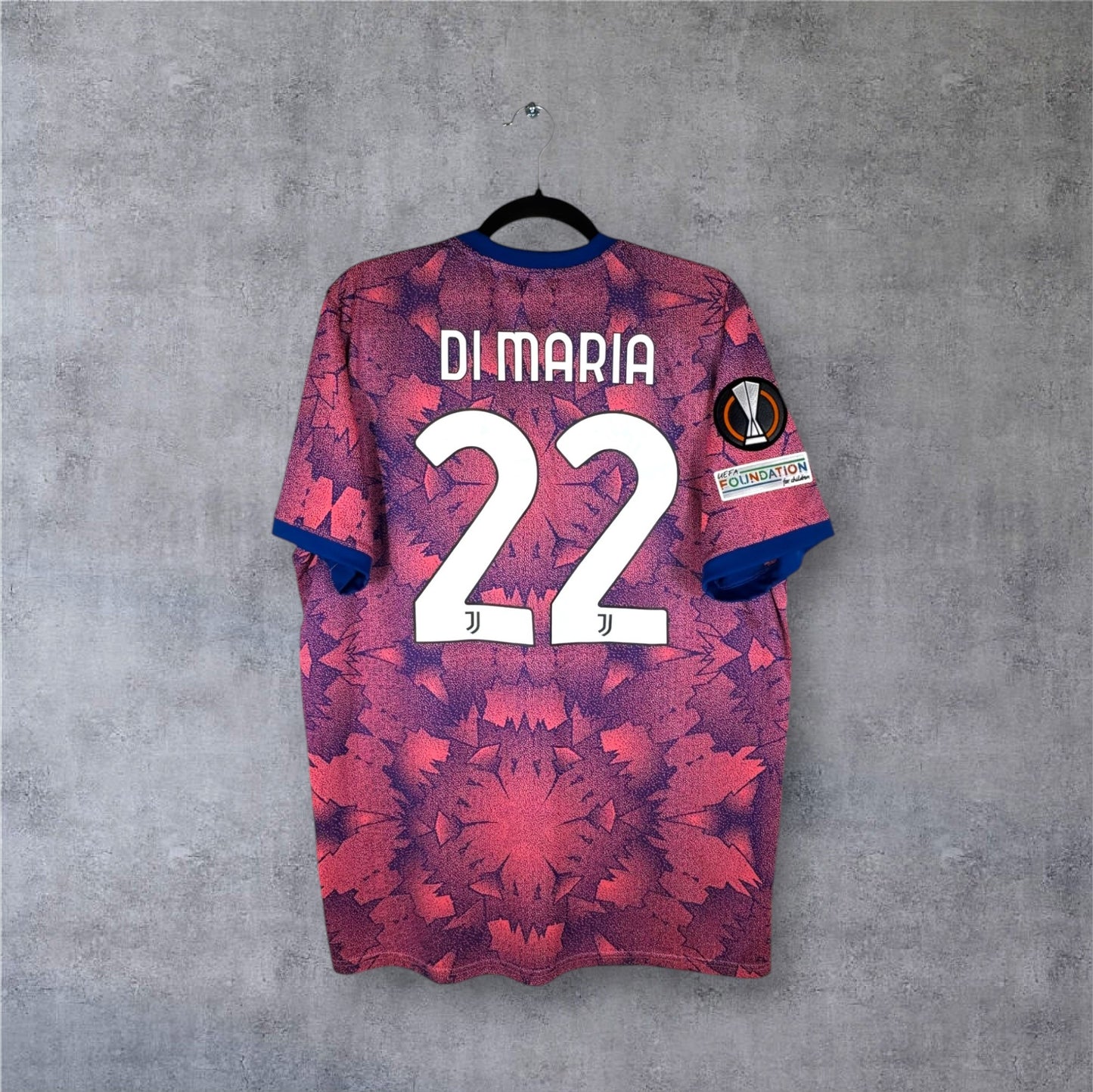 Dos du maillot Juventus Third bleu et rose avec flocage blanc DI MARIA 22 et patch Europa League.