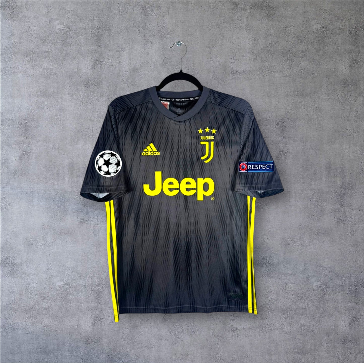 Vue de face du maillot Juventus Third 2019 gris carbone Parley avec logos jaunes.