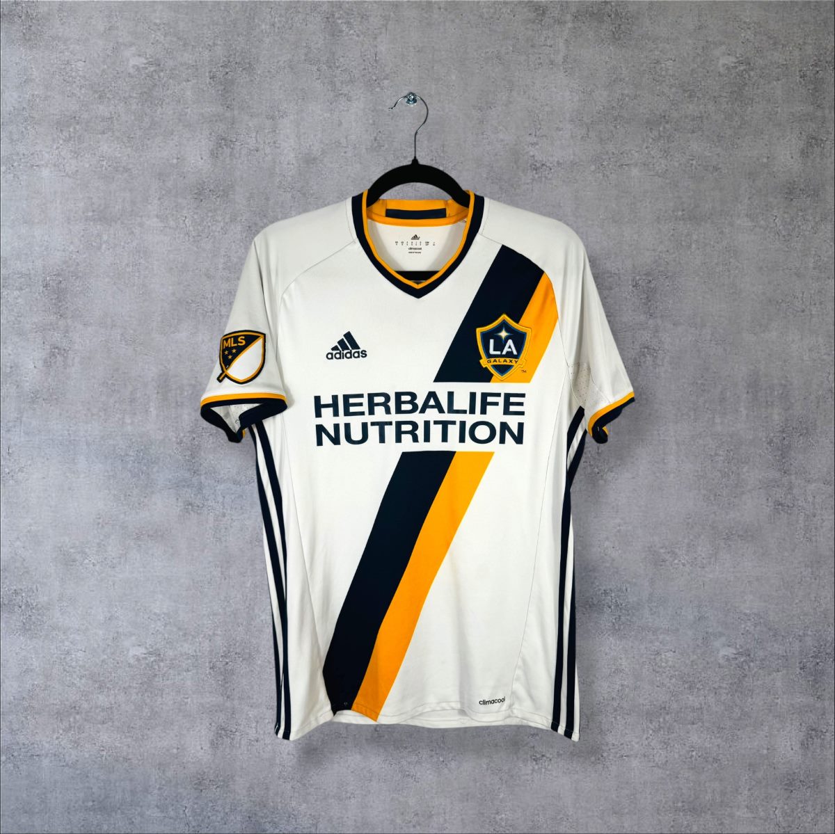 Maillot LA Galaxy domicile 2016-2017 Adidas de face, écharpe marine et or, sponsor Herbalife Nutrition
