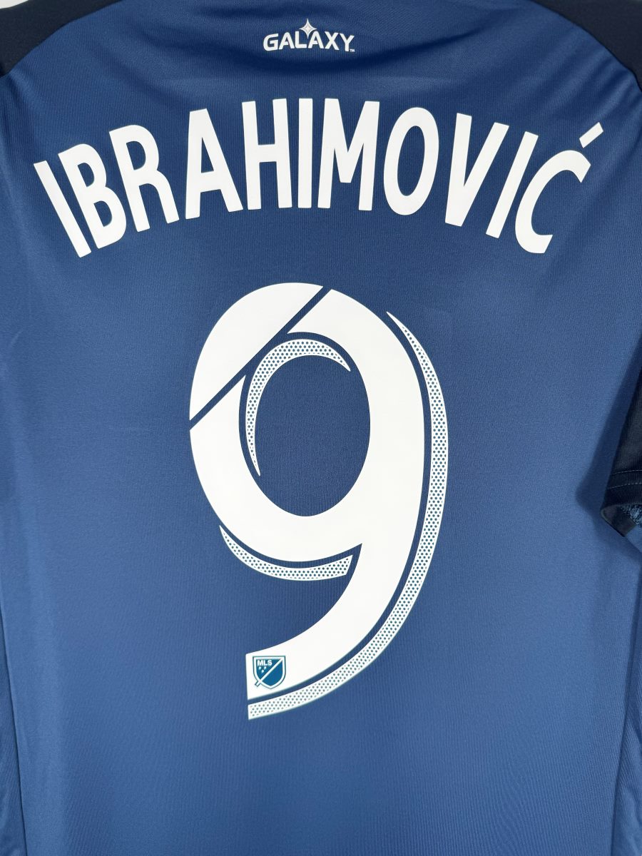 Détail flocage Ibrahimović 9, maillot LA Galaxy extérieur 2019-2020