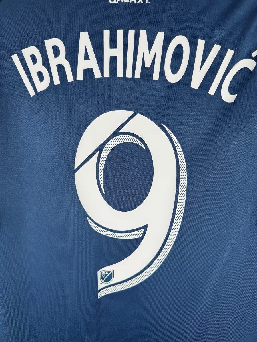 Détail flocage Ibrahimović 9 blanc police MLS, maillot LA Galaxy extérieur 2019-2020