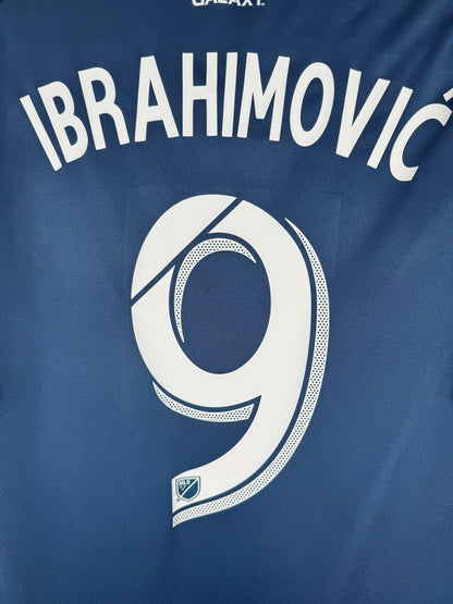 Détail flocage Ibrahimović 9 blanc police MLS, maillot LA Galaxy extérieur 2019-2020