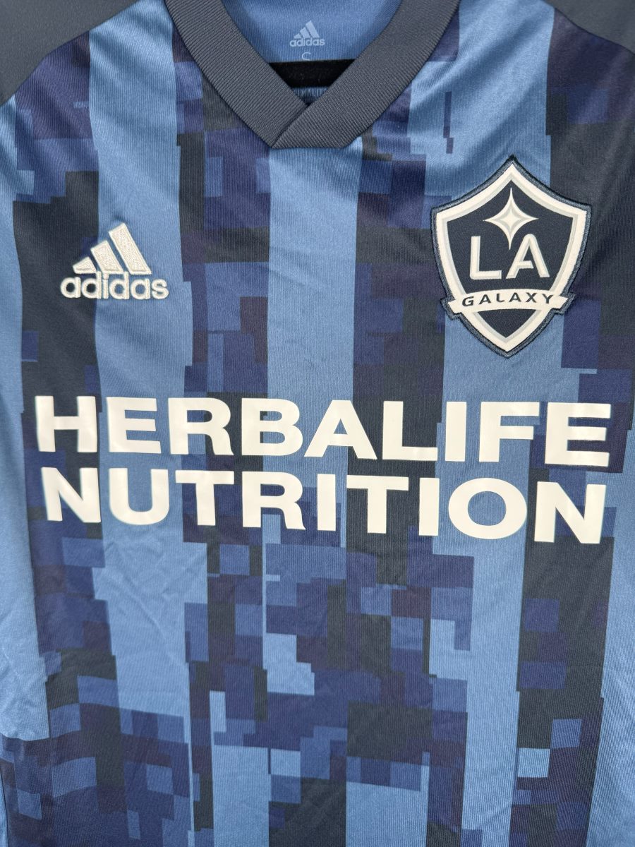 Écusson LA Galaxy, logo adidas et sponsor Herbalife, maillot extérieur 2019-2020