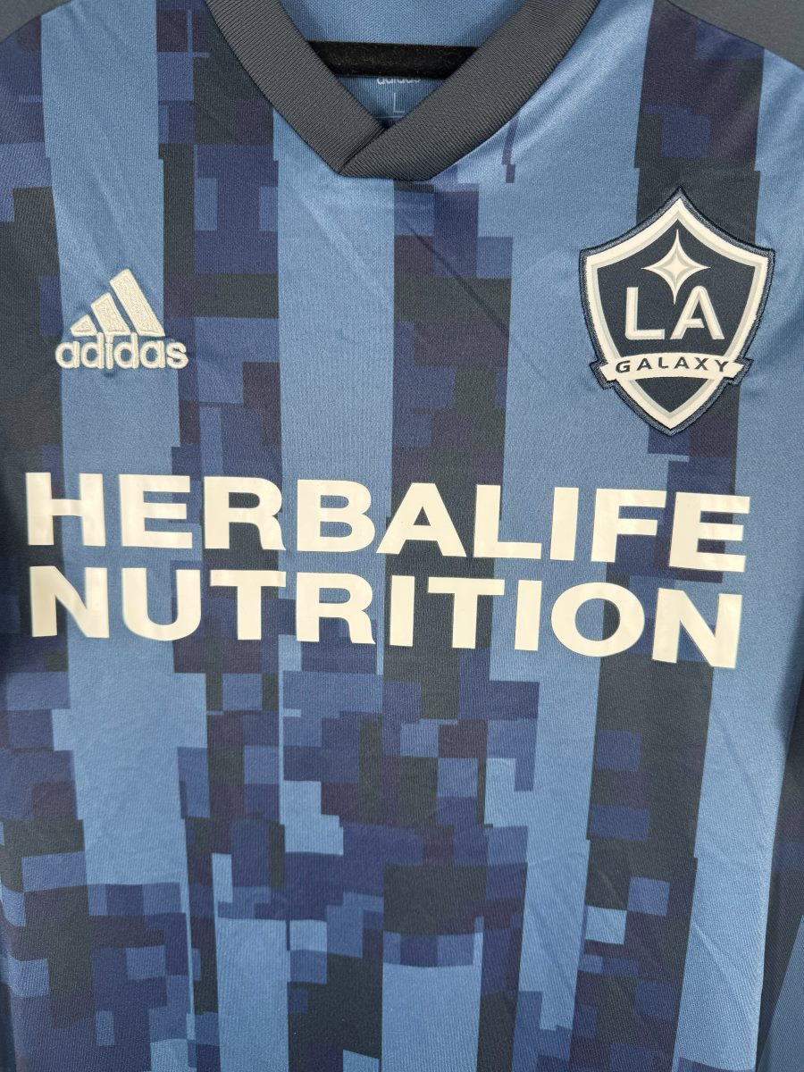 Écusson brodé LA Galaxy, logo adidas et sponsor Herbalife, maillot extérieur 2019-2020