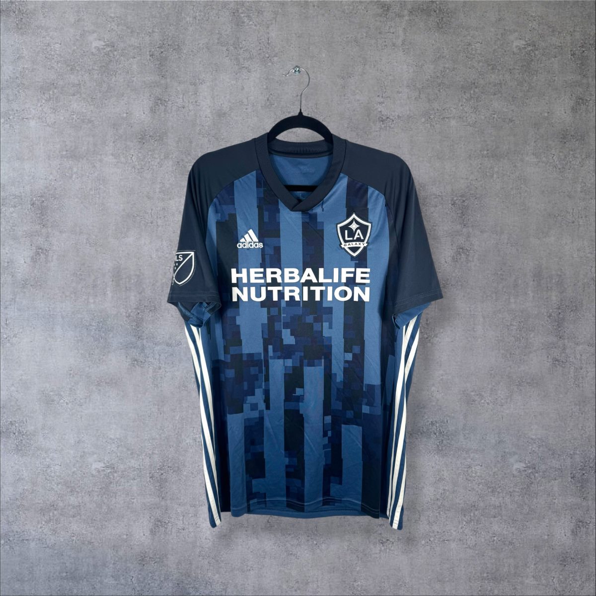 Maillot LA Galaxy extérieur 2019-2020 de face, motif pixel bleu marine et sponsor Herbalife Nutrition