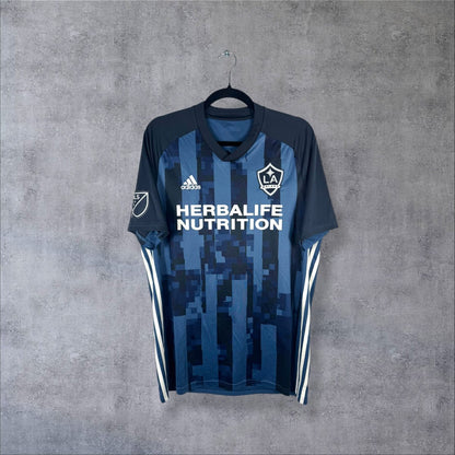 Maillot LA Galaxy extérieur 2019-2020 de face, motif pixel bleu marine et sponsor Herbalife Nutrition