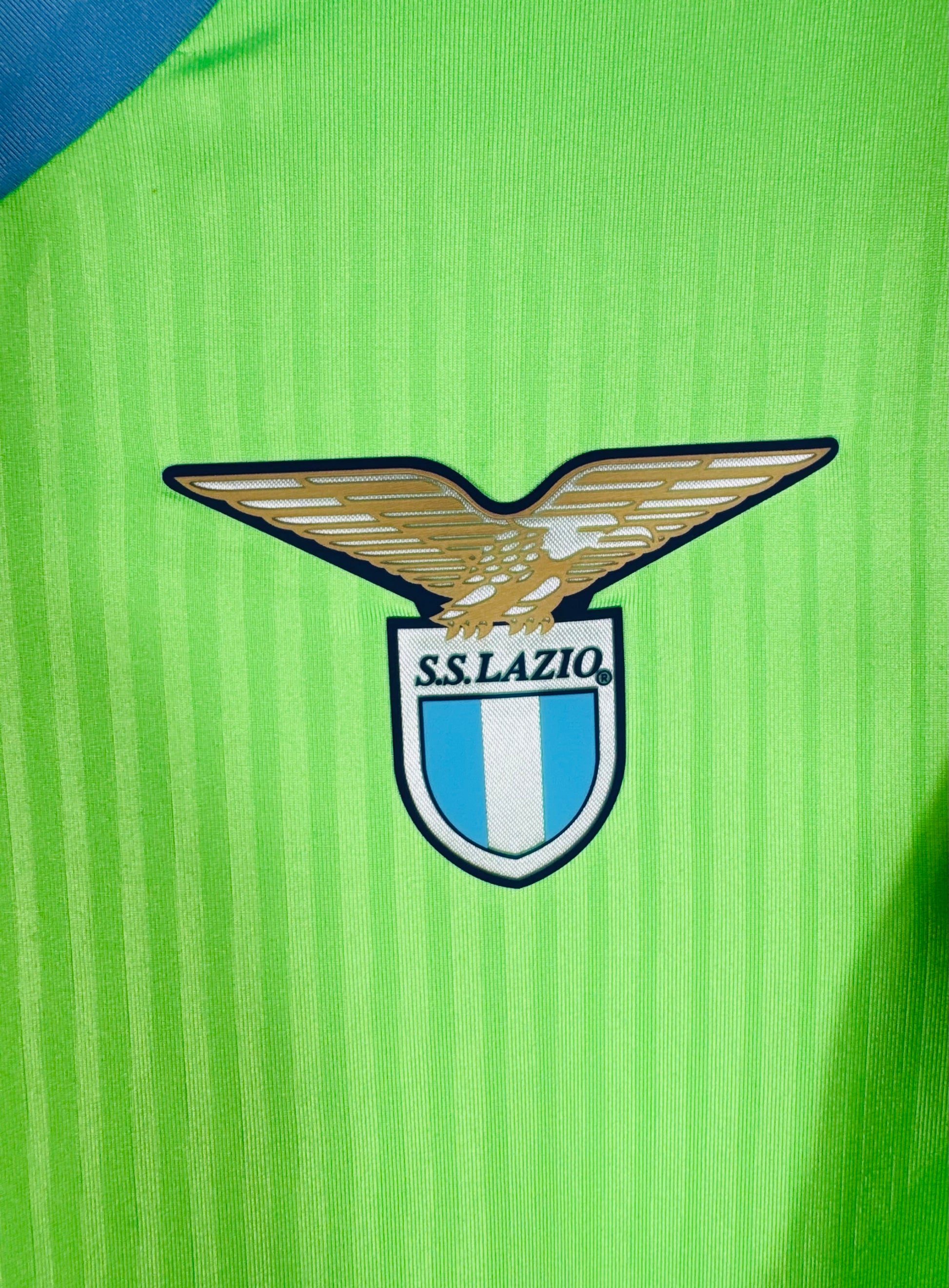 Détail de l'écusson de la Lazio Rome et du logo Macron
