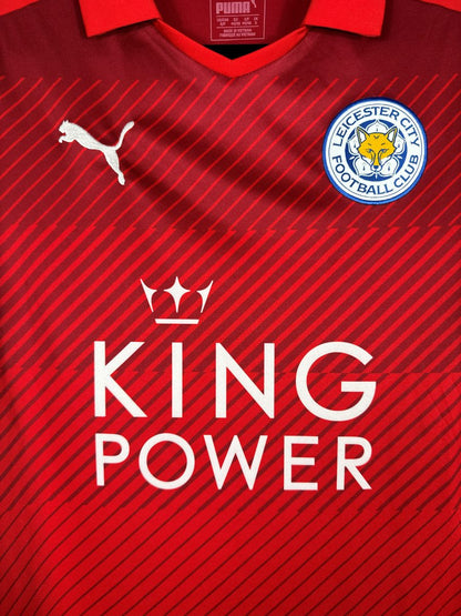 Détail écusson Leicester City et sponsor King Power maillot 2016-2017 Vardy