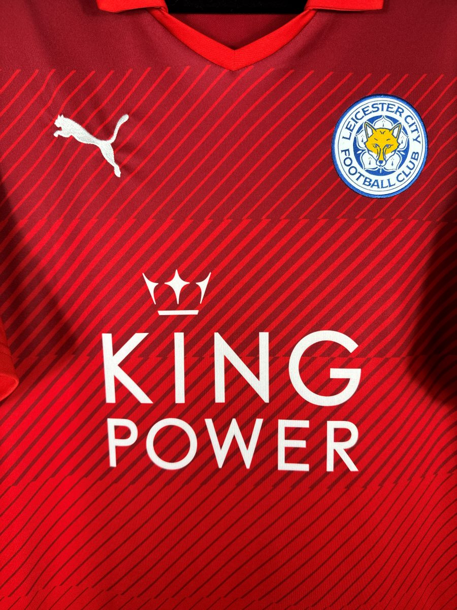Détail écusson Leicester City et sponsor King Power maillot 2016-2017