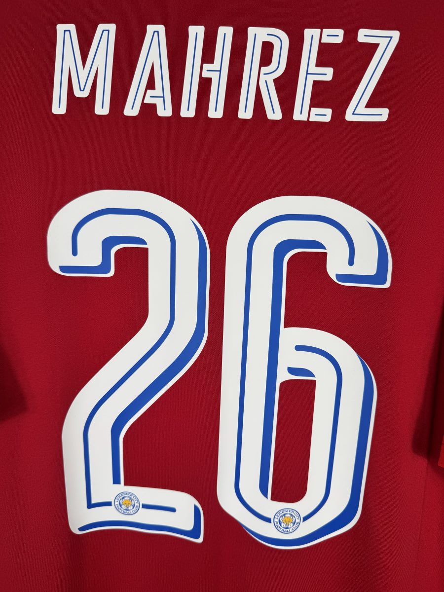 Détail flocage Mahrez 26 blanc à ombre bleue, maillot Leicester City extérieur 2016-2017