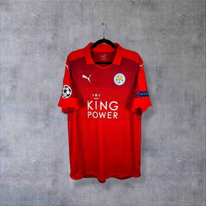 Maillot Leicester City extérieur 2016-2017 rouge de face, col polo et sponsor King Power
