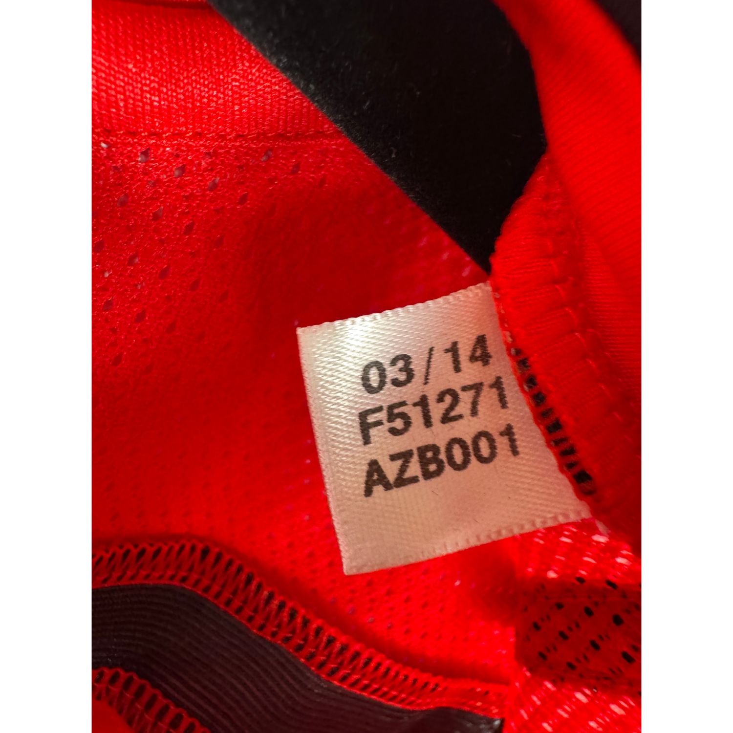 Étiquette d'authenticité avec code Adidas F51271 prouvant l'originalité du maillot