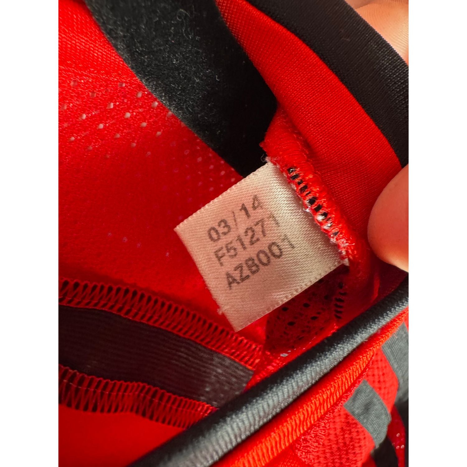 Étiquette d'authenticité avec code Adidas F51271 prouvant l'originalité du maillot