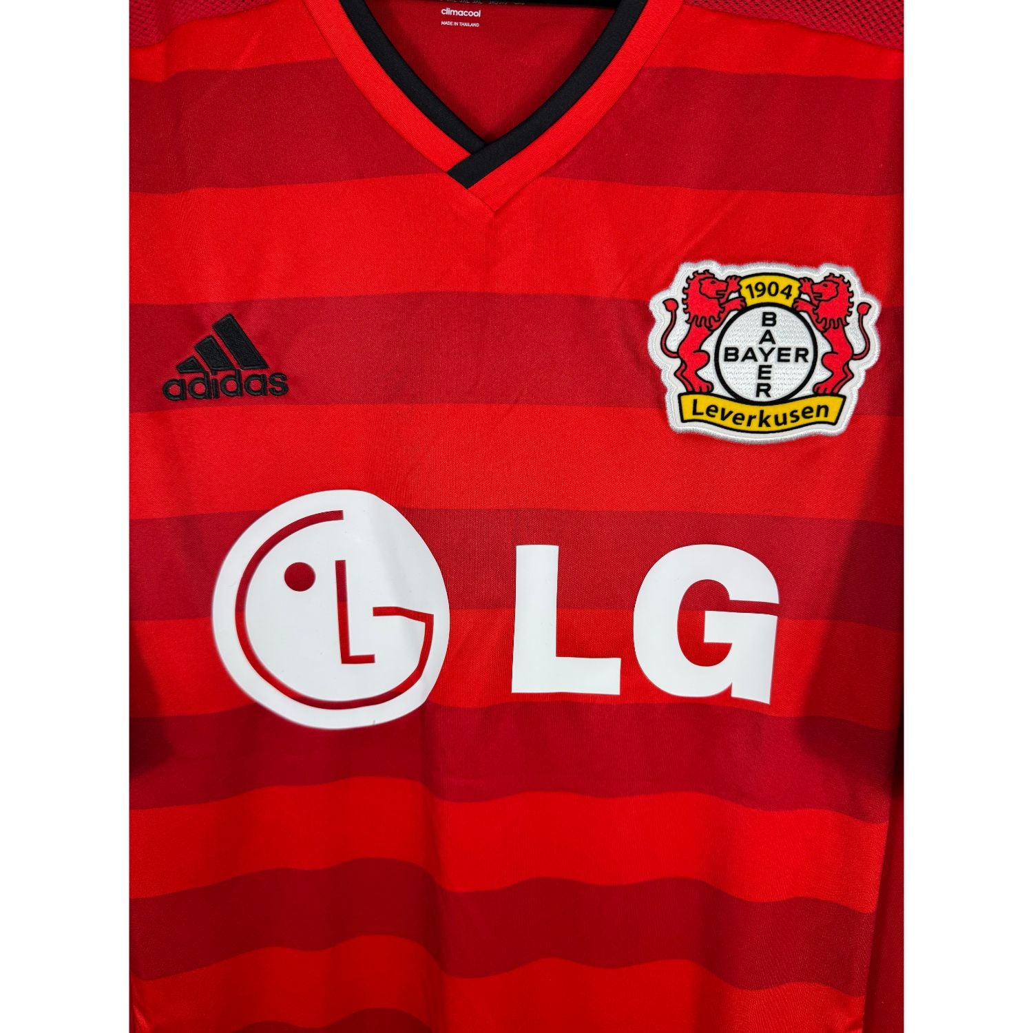 Détail de l'écusson du Bayer Leverkusen et du logo Adidas