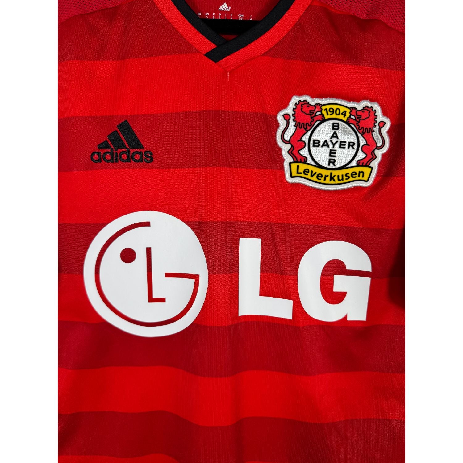 Détail de l'écusson du Bayer Leverkusen et du logo Adidas