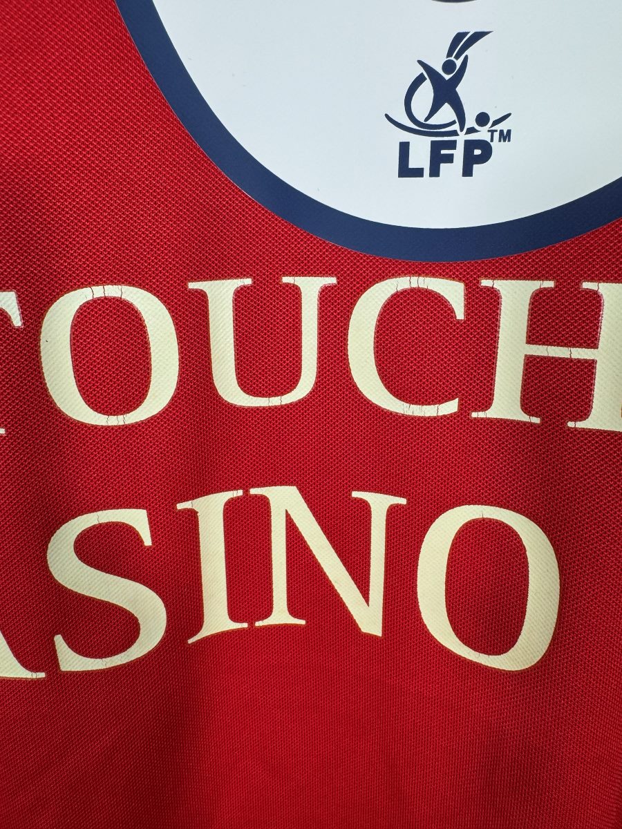 Craquelures légères sur les lettres du sponsor dorsal, maillot LOSC Hazard 2006-2007