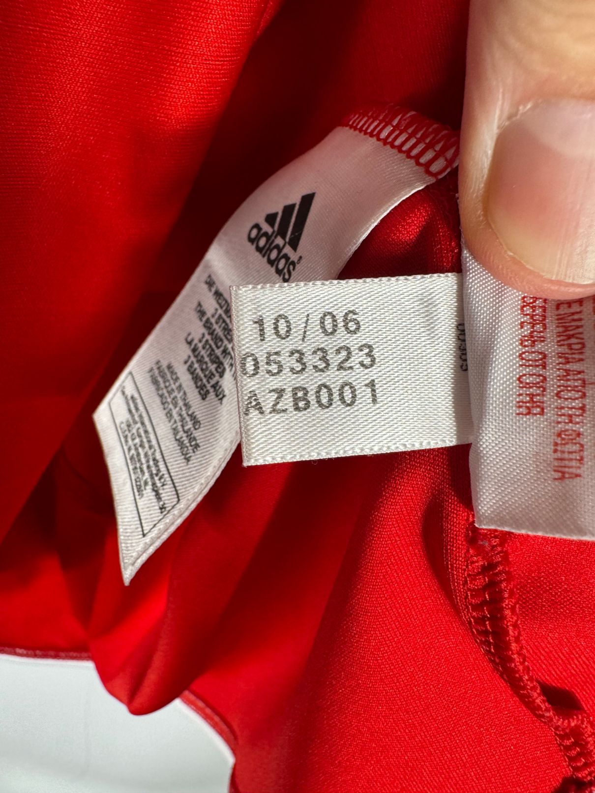 Étiquette d'authenticité avec code Adidas 053323 prouvant l'originalité du maillot