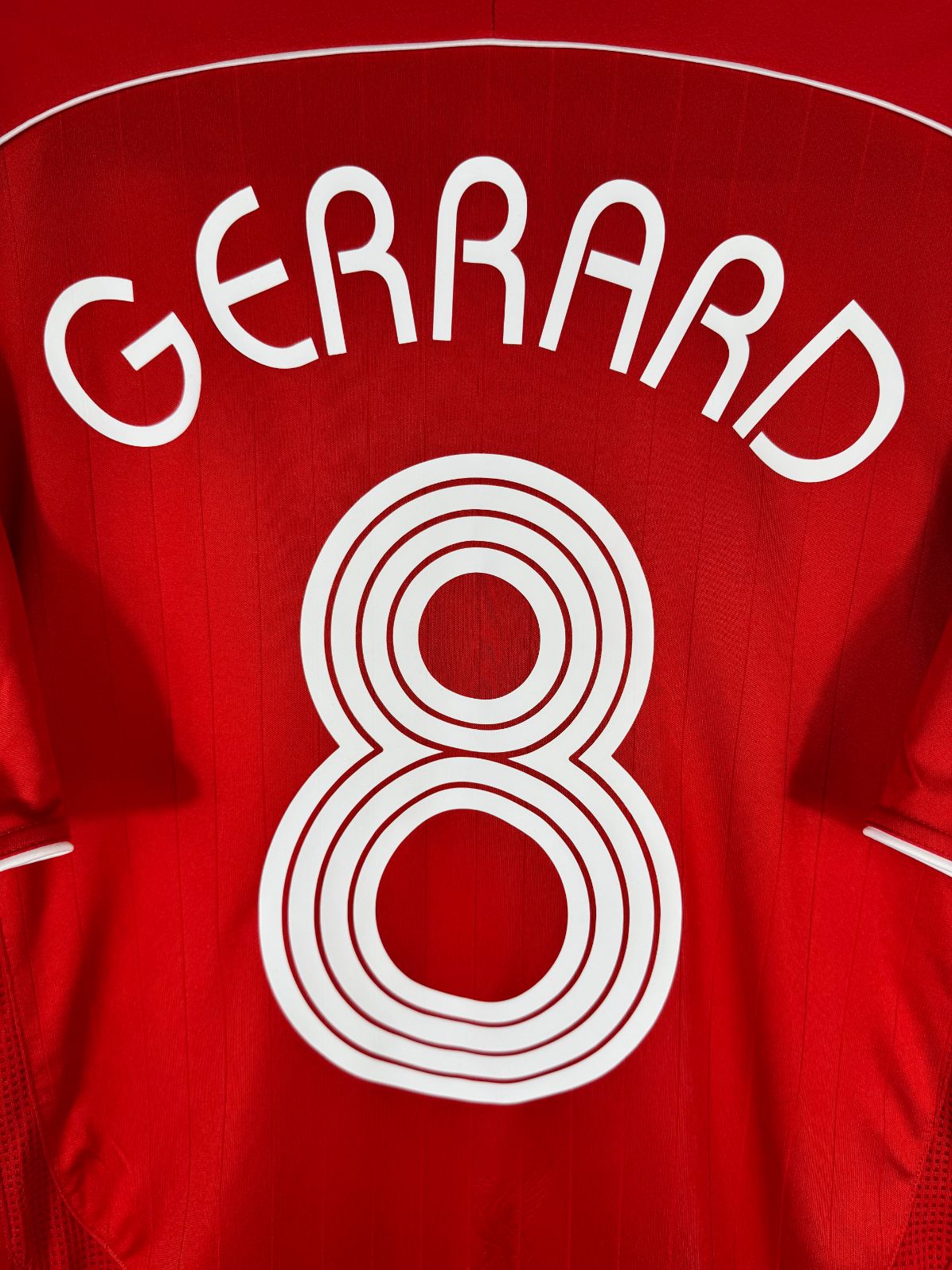 Détail de la typographie du flocage sur le numéro 8 de Steven Gerrard