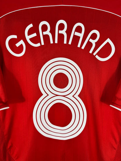 Détail de la typographie du flocage sur le numéro 8 de Steven Gerrard