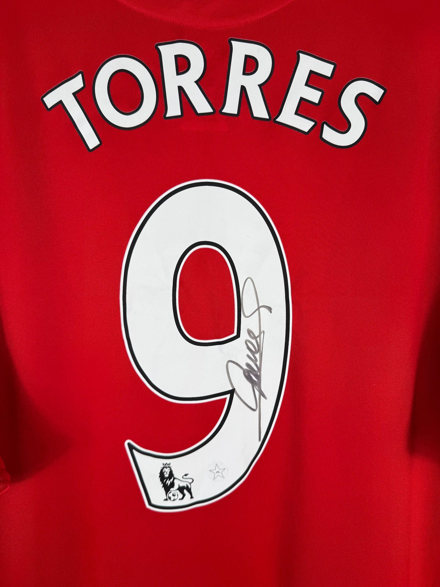 Détail signature à la main de Fernando Torres sur le flocage N°9 du maillot Liverpool 2008-2010 authentique