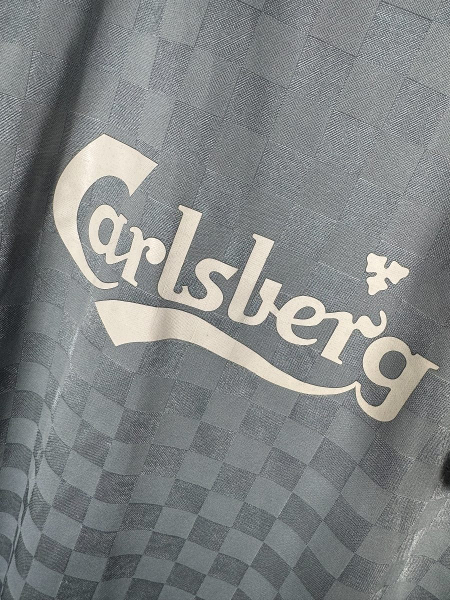 Détail sponsor Carlsberg et écusson Liverpool FC