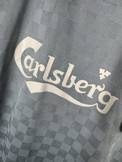 Détail sponsor Carlsberg et écusson Liverpool FC