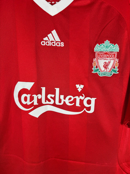 Détail écusson Liverbird Liverpool, logo Adidas et sponsor Carlsberg sur maillot domicile 2008-2010