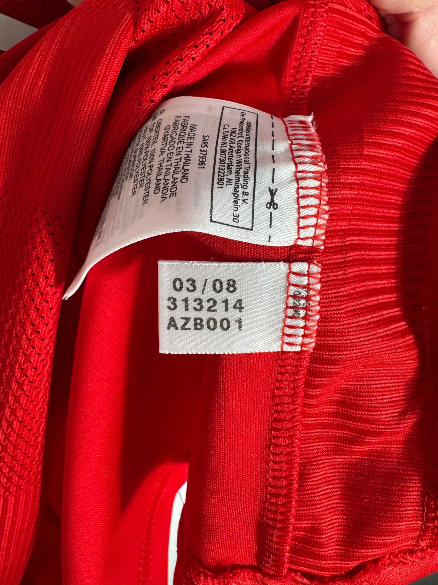 Étiquette intérieure d'authenticité avec code Adidas 313214 prouvant l'originalité du maillot Liverpool 2008-2010