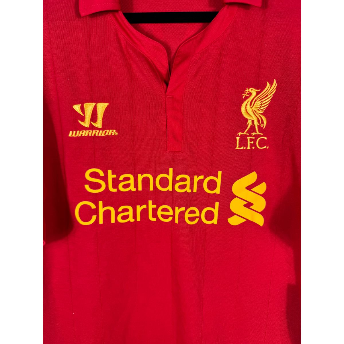 Détail de l'écusson de Liverpool et du logo Warrior