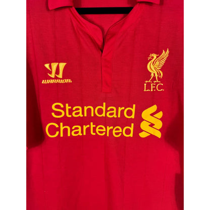 Détail de l'écusson de Liverpool et du logo Warrior