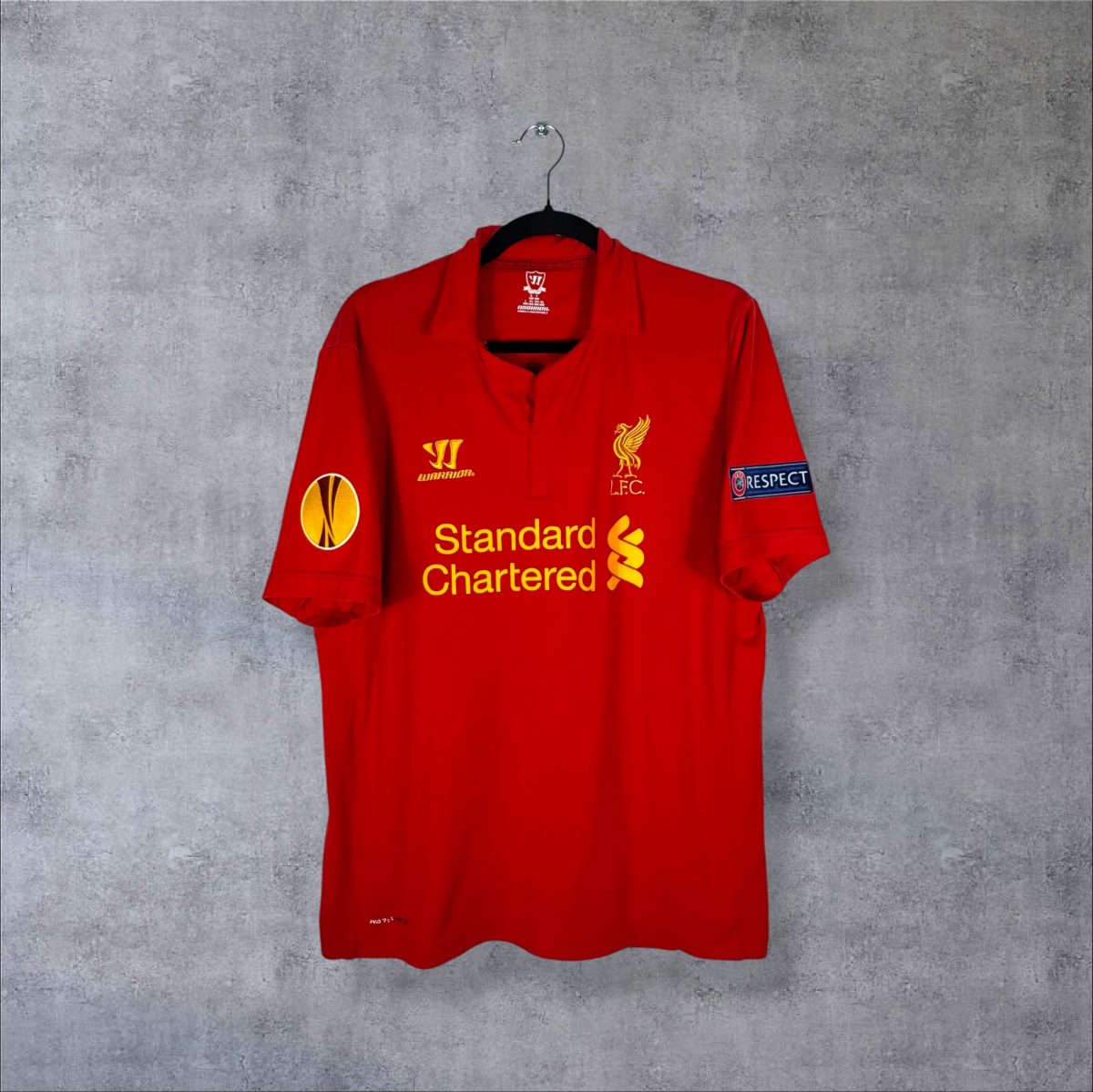 Face du maillot Liverpool 2012-2013 domicile Warrior à col boutonné avec sponsor Standard Chartered