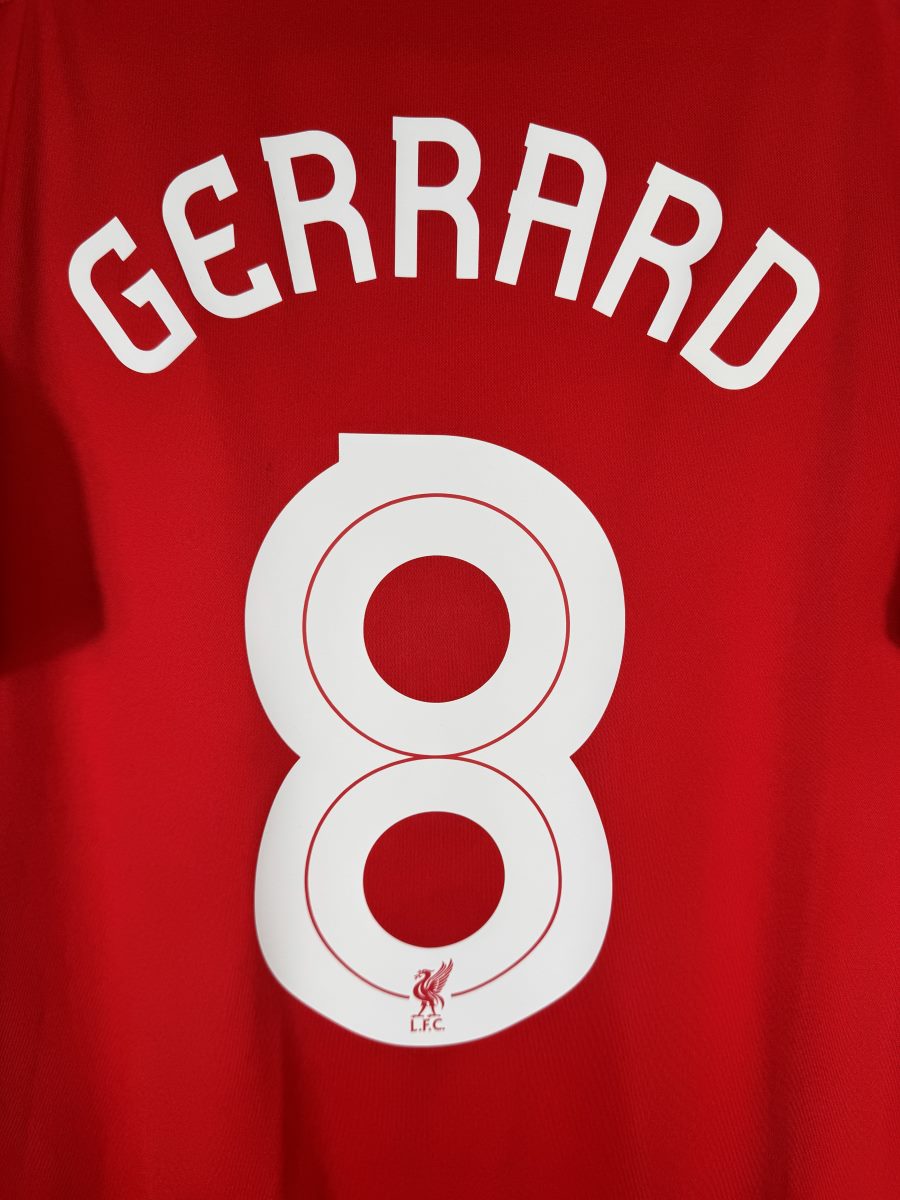 Détail du flocage Gerrard N°8 avec Liver Bird dans le numéro, maillot Liverpool 2014-2015