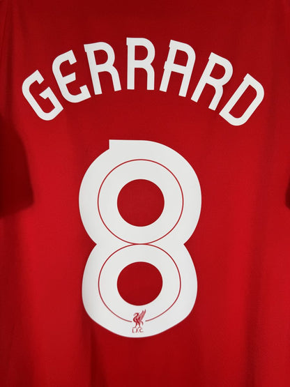 Détail du flocage Gerrard N°8 avec Liver Bird dans le numéro, maillot Liverpool 2014-2015