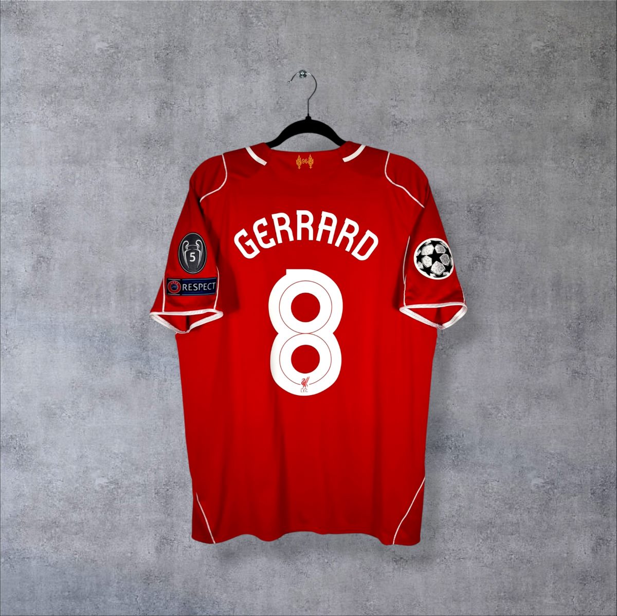 Dos du maillot Liverpool 2014-2015 domicile avec flocage Gerrard N°8, patch Ligue des Champions, badge 5 coupes et mémorial 96
