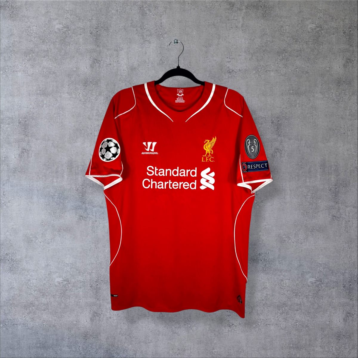 Face du maillot Liverpool 2014-2015 domicile Warrior avec Standard Chartered et badge UEFA des 5 Coupes d'Europe