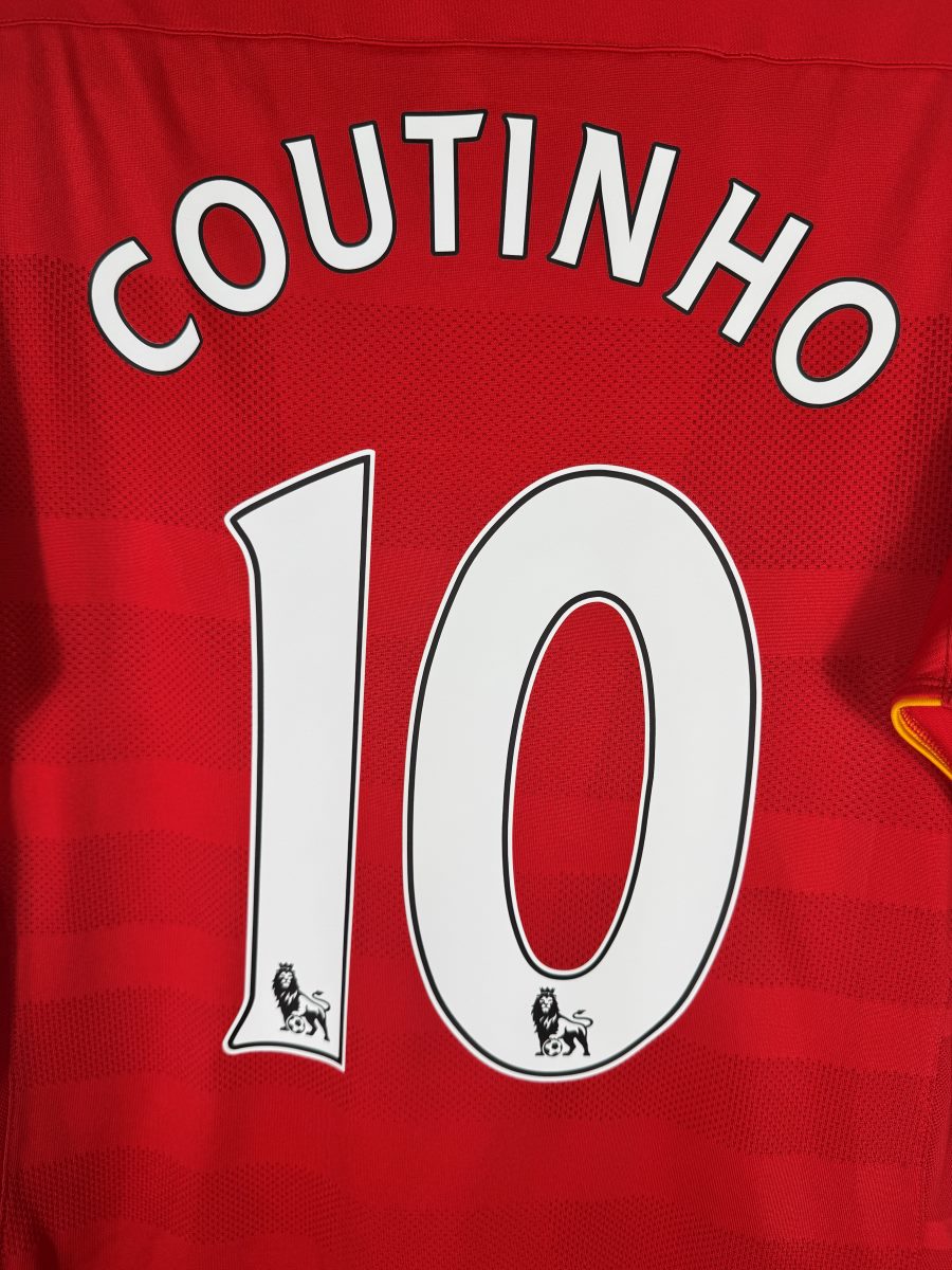 Détail du flocage Coutinho N°10 avec les lions Premier League dans les chiffres, maillot Liverpool 2016-2017