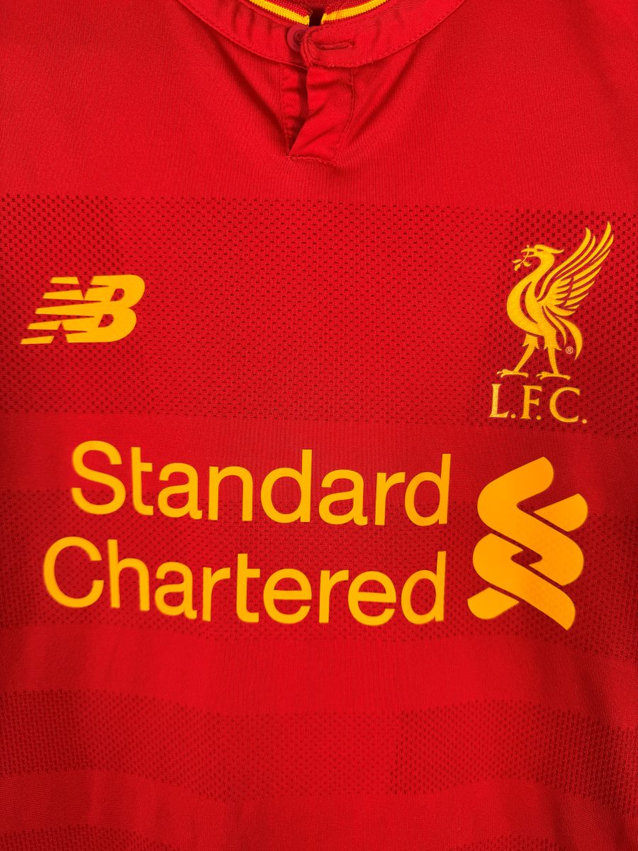 Détail du Liver Bird doré et du logo New Balance sur le maillot Liverpool 2016-2017 domicile