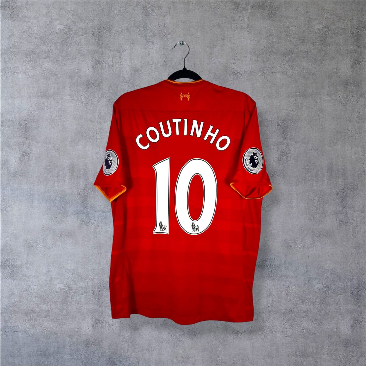 Dos du maillot Liverpool 2016-2017 domicile avec flocage Coutinho N°10, patchs Premier League et mémorial 96