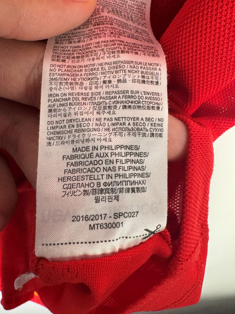 Étiquette intérieure New Balance d'origine mentionnant la saison 2016/2017, maillot Liverpool