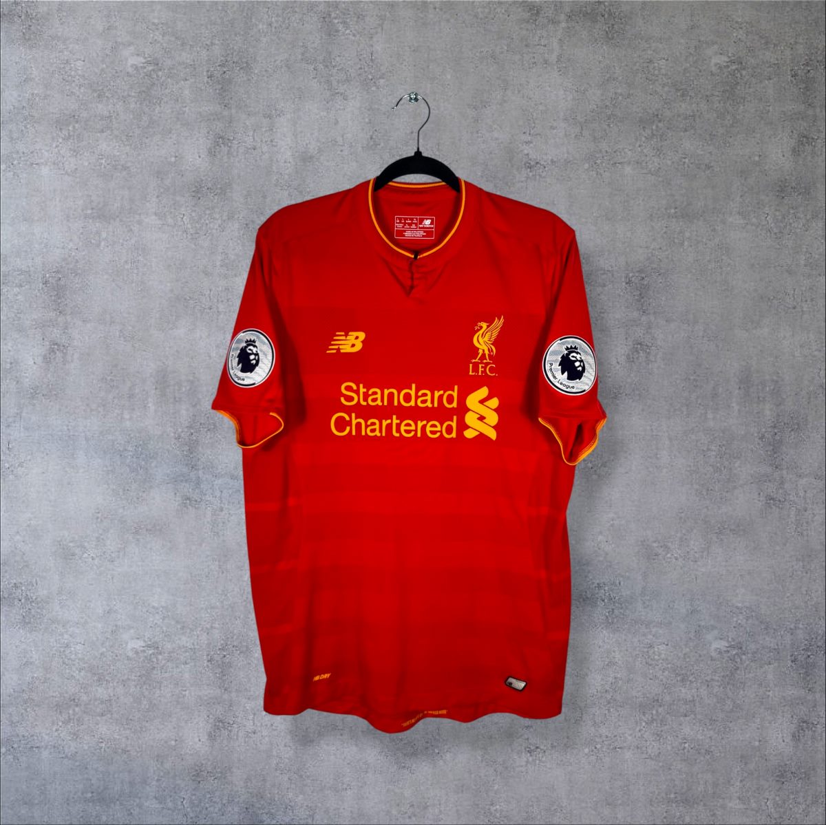 Face du maillot Liverpool 2016-2017 domicile New Balance rouge avec sponsor Standard Chartered doré