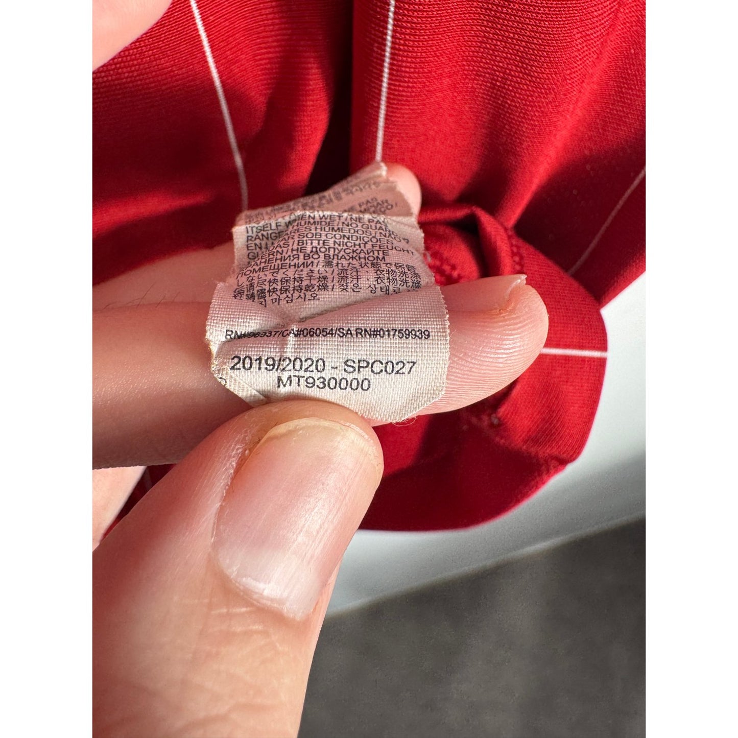 Étiquette d'authenticité avec code New Balance MT930000 prouvant l'originalité du maillot