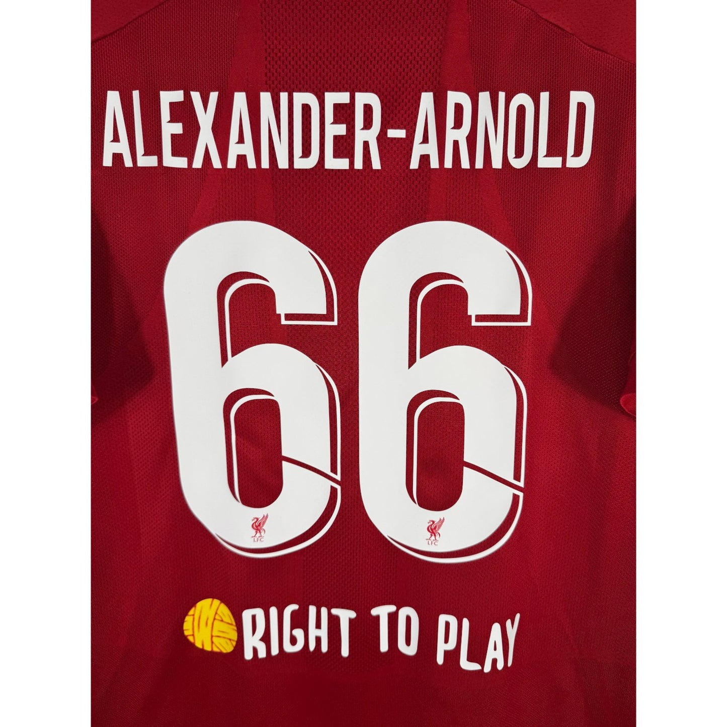 Détail de la typographie du flocage sur le numéro 66 de Trent Alexander-Arnold